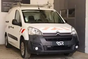 3/4 avant d'un Citroën berlingo blanc